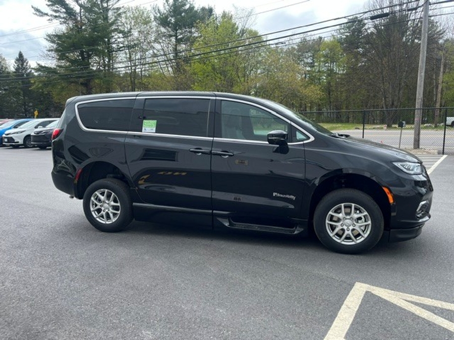 Black Chrysler Pacifica image number 6