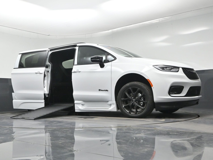 White Chrysler Pacifica image number 11