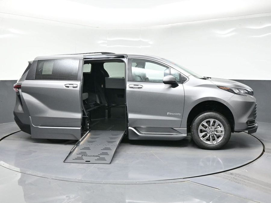 New 2026 Toyota Sienna Hybrid XLE Base - BraunAbility Side Entry Entry Fold Out Automatic Ramp