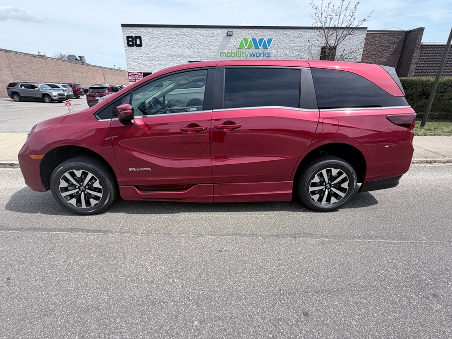 Red Honda Odyssey image number 7