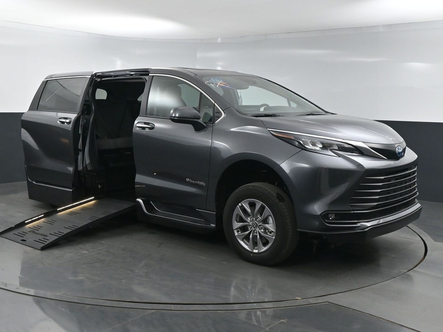 New 2025 Toyota Sienna Hybrid XLE Base - BraunAbility Side Entry Entry Fold Out Automatic Ramp