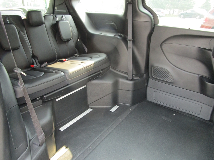 Black Chrysler Pacifica image number 7