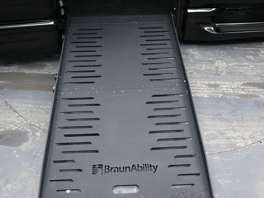 Black Chrysler Pacifica image number 17