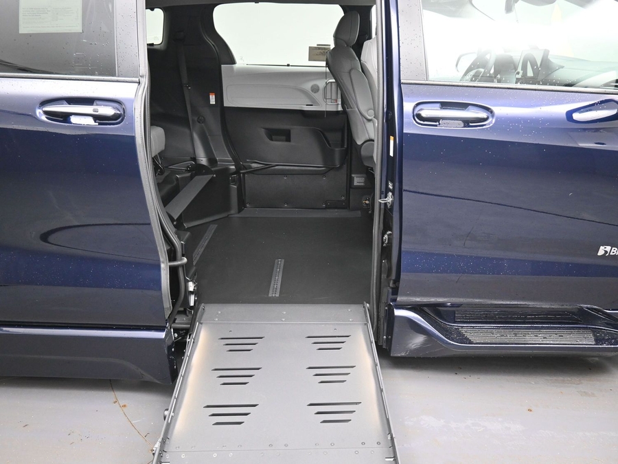 New 2026 Toyota Sienna Hybrid XLE Base - BraunAbility Side Entry Entry Fold Out Automatic Ramp