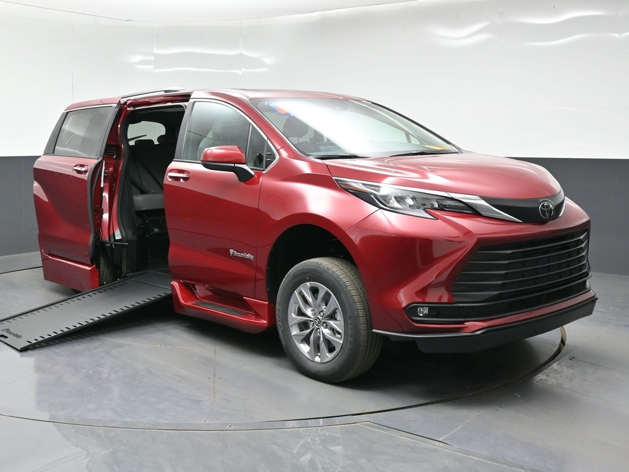 New 2026 Toyota Sienna Hybrid XLE Base - BraunAbility Side Entry In Floor Automatic Ramp