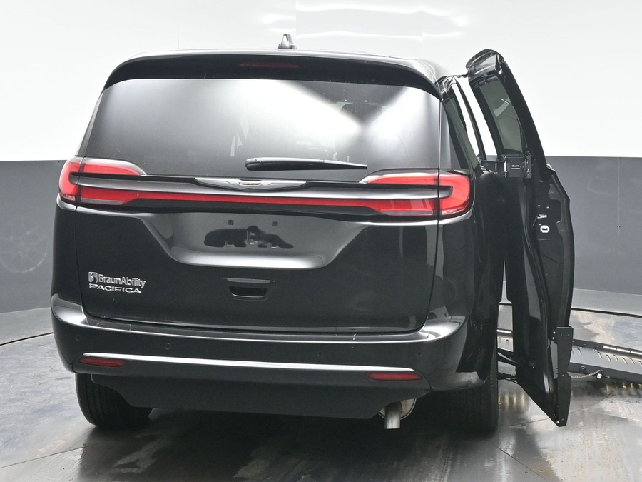 Black Chrysler Pacifica image number 5