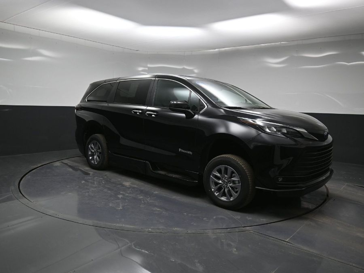 Black Toyota Sienna image number 17