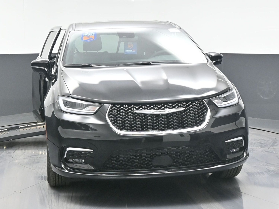 Black Chrysler Pacifica image number 5