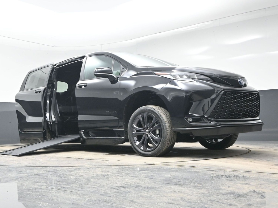 New 2025 Toyota Sienna Hybrid XSE Sport - BraunAbility Side Entry Entry In Floor Automatic Ramp