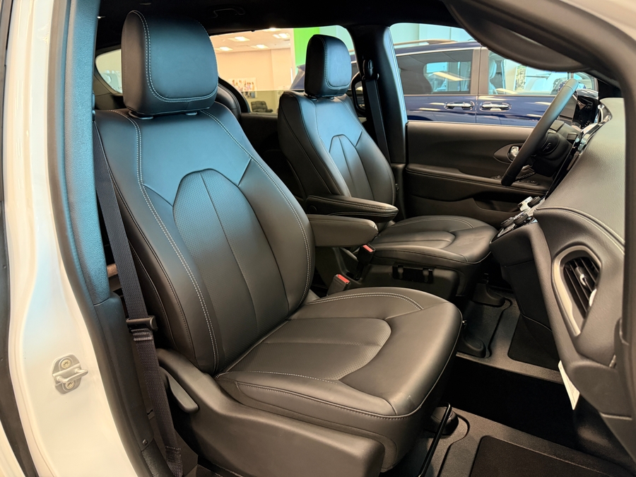 White Chrysler Pacifica image number 10