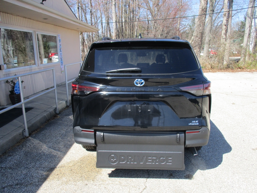 Black Toyota Sienna image number 8