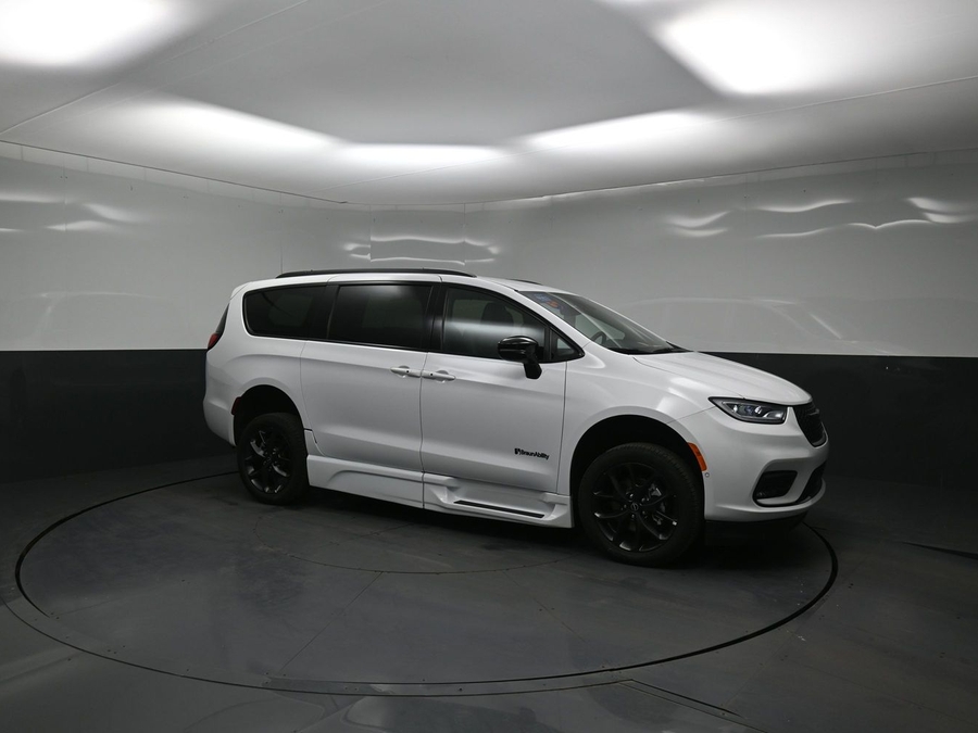 White Chrysler Pacifica image number 14