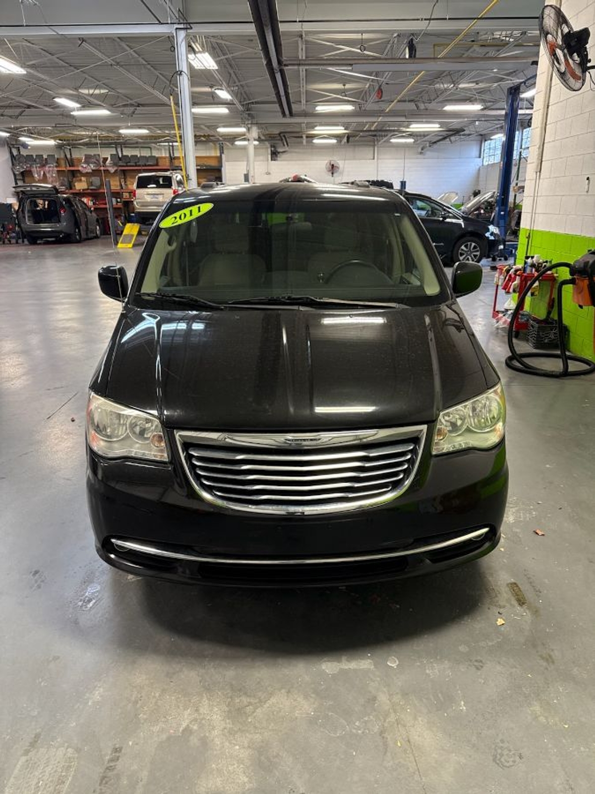 2011 CHRYSLER TOWN AND COUNTRY - Image 3