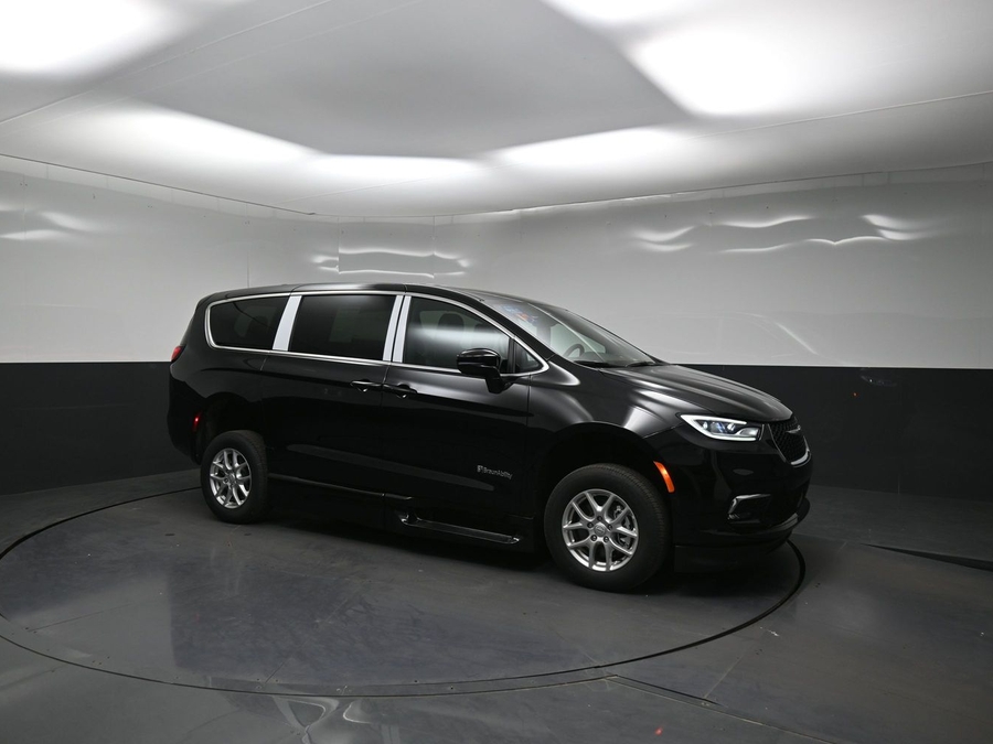 Black Chrysler Pacifica image number 14