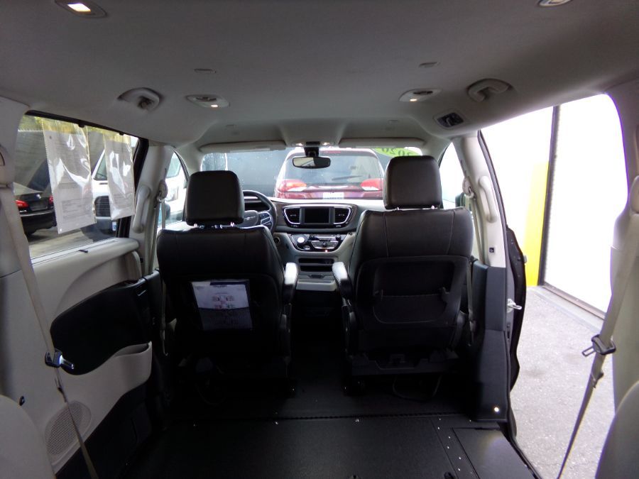 Grey Chrysler Voyager image number 3