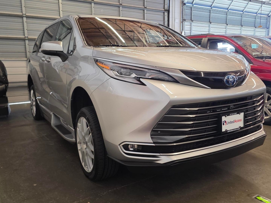 Used 2022 Toyota Sienna Hybrid Platinum - BraunAbility Side Entry Fold Out Automatic Ramp