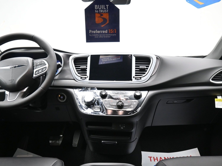 Silver Chrysler Voyager image number 16