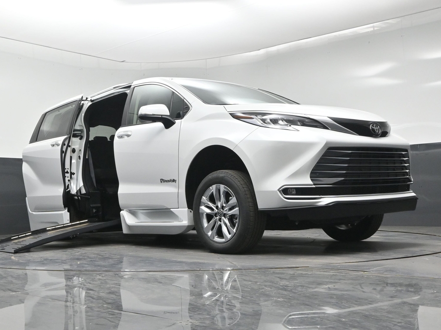 New 2026 Toyota Sienna Hybrid Limited - BraunAbility Side Entry Fold Out Automatic Ramp
