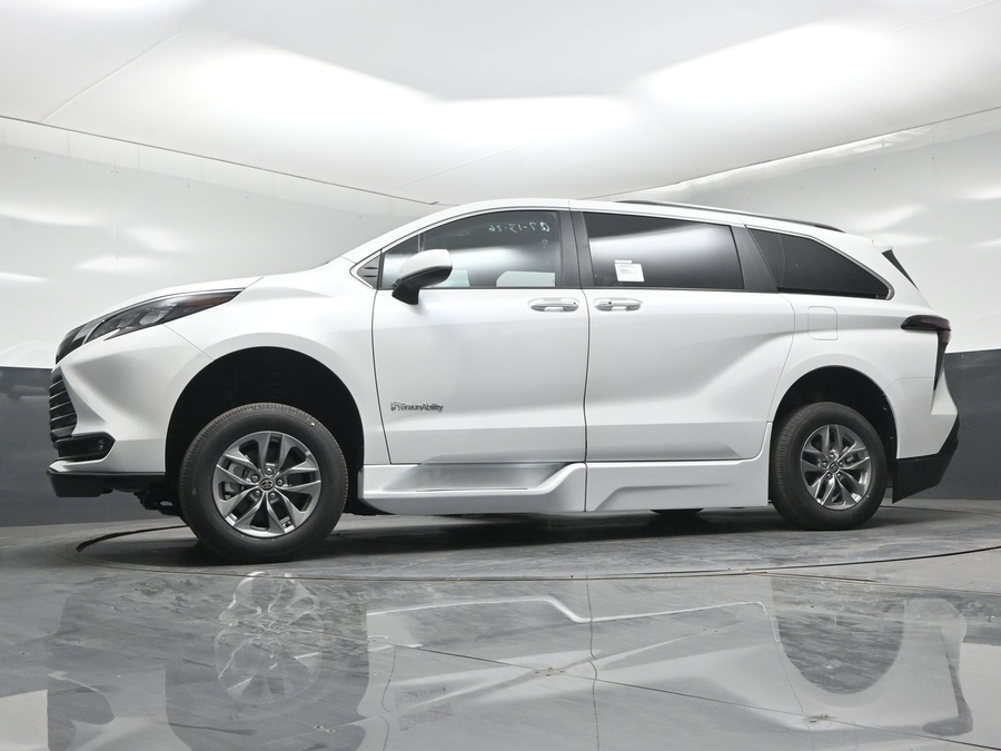 White Toyota Sienna image number 9