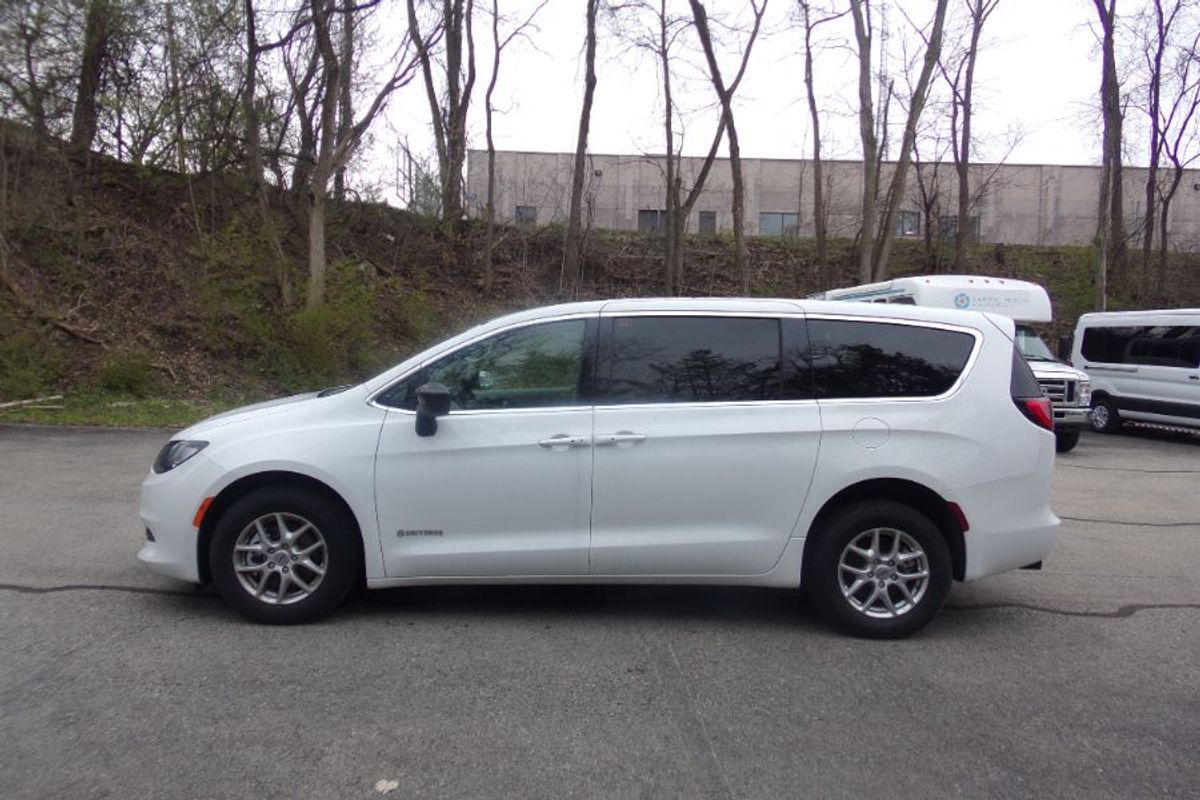 White Chrysler Voyager image number 1