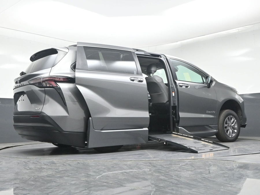 New 2026 Toyota Sienna Hybrid XLE Base - BraunAbility Side Entry Fold Out Automatic Ramp