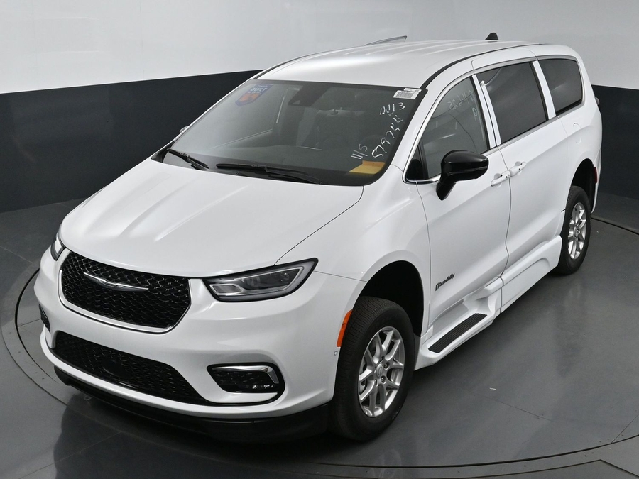 New 2025 Chrysler Pacifica Select Safety - BraunAbility Side Entry Entry In Floor Automatic Ramp