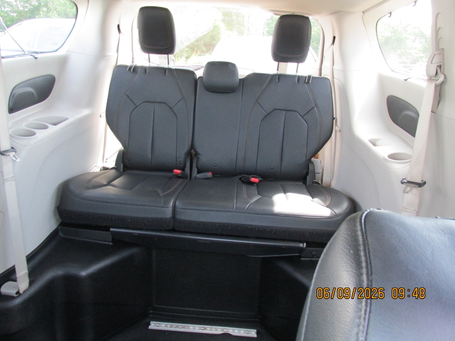 Black Chrysler Pacifica image number 9