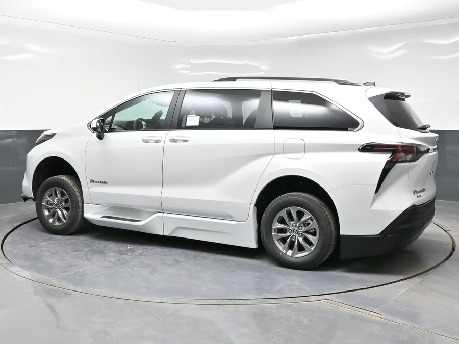 New 2026 Toyota Sienna Hybrid XLE Add - BraunAbility Side Entry Entry Fold Out Automatic Ramp