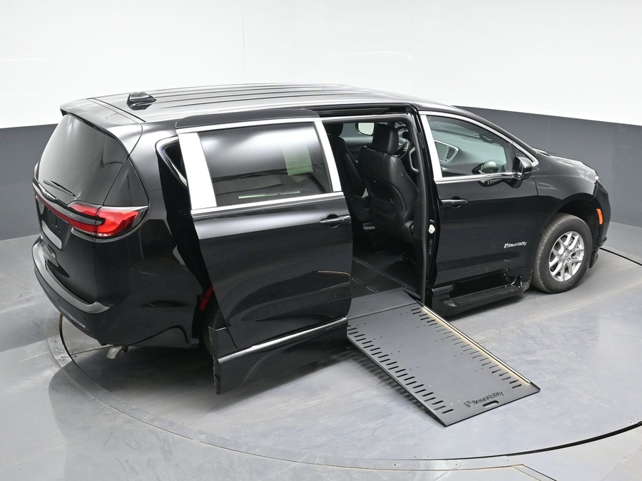 Black Chrysler Pacifica image number 22