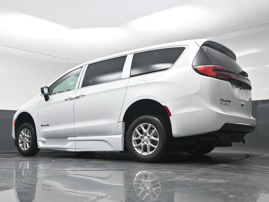 White Chrysler Pacifica image number 24