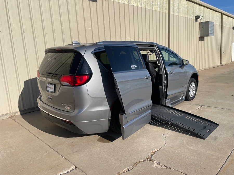 Used 2018 Chrysler Pacifica Touring L - BraunAbility Side Entry Fold Out Automatic Ramp