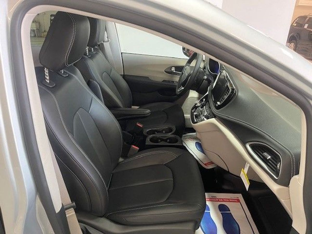Silver Chrysler Pacifica image number 13