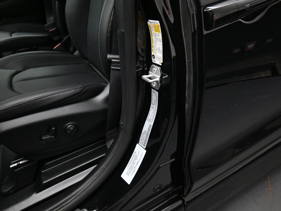 Black Chrysler Pacifica image number 13