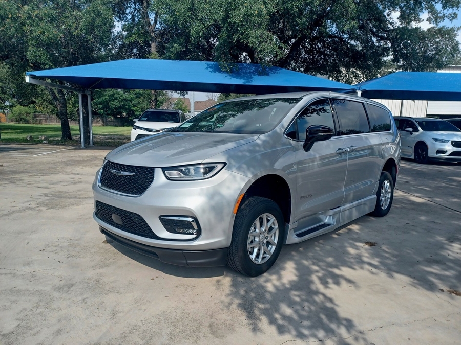 Silver Chrysler Pacifica image number 5