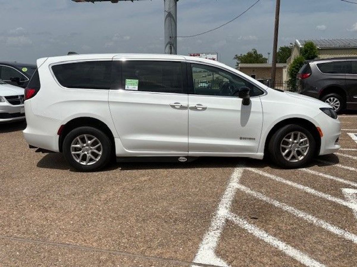 2024 CHRYSLER VOYAGER - Image 4