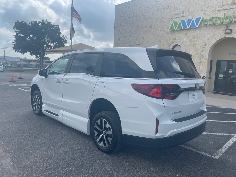 White Honda Odyssey image number 9