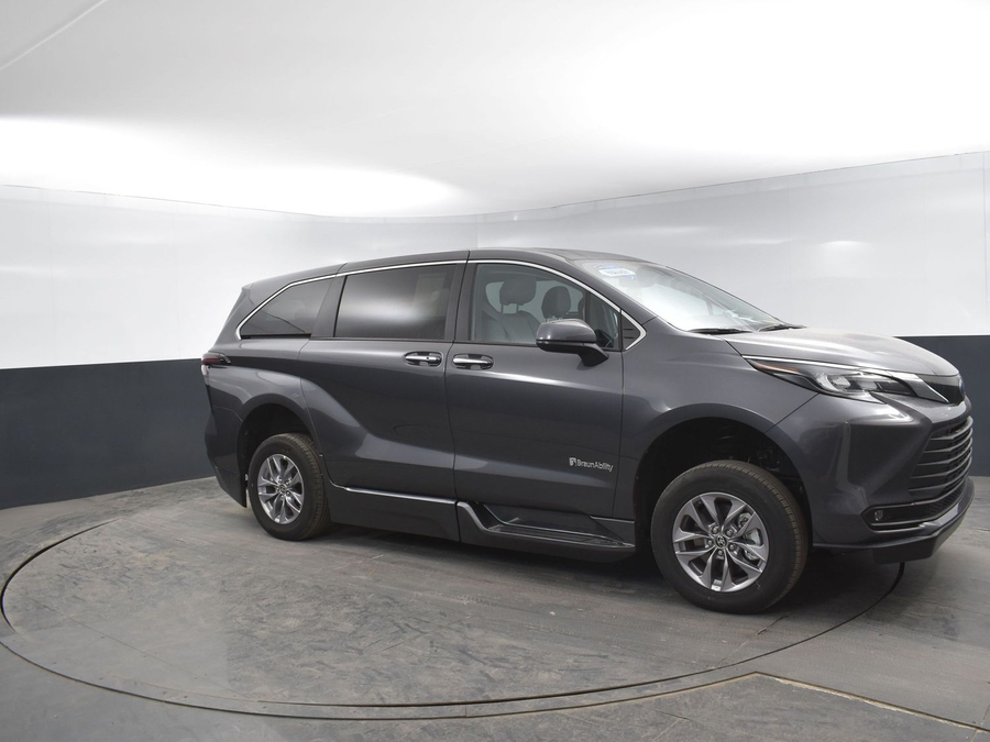 New 2025 Toyota Sienna Hybrid XLE Base - BraunAbility Side Entry Entry Fold Out Automatic Ramp
