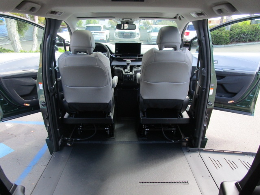New 2026 Toyota Sienna Hybrid XLE Base - BraunAbility Side Entry Entry Fold Out Automatic Ramp