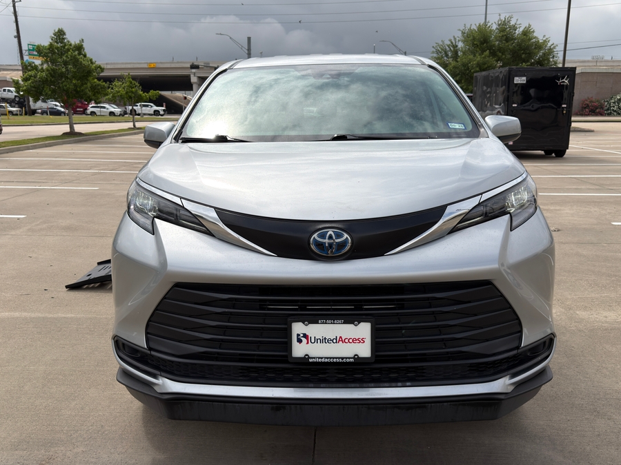 Used 2024 Toyota Sienna Hybrid LE Base - BraunAbility Side Entry Entry Fold Out Automatic Ramp