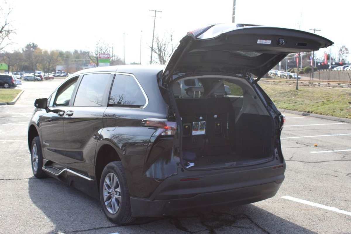 Black Toyota Sienna image number 9