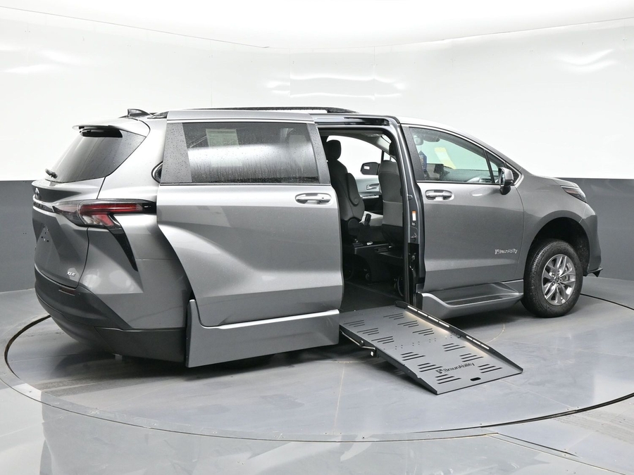 New 2026 Toyota Sienna Hybrid XLE Base - BraunAbility Side Entry Entry Fold Out Automatic Ramp