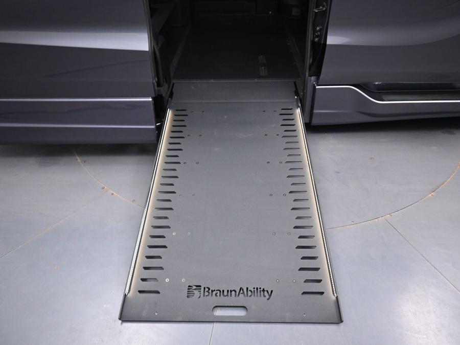 Grey Honda Odyssey image number 7