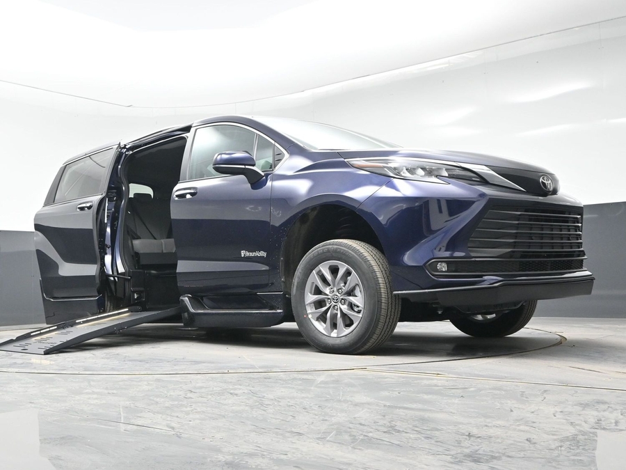 New 2026 Toyota Sienna Hybrid XLE Base - BraunAbility Side Entry Entry Fold Out Automatic Ramp