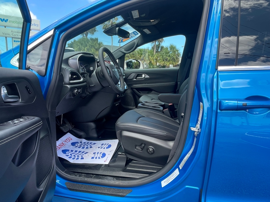 Blue Chrysler Pacifica image number 14