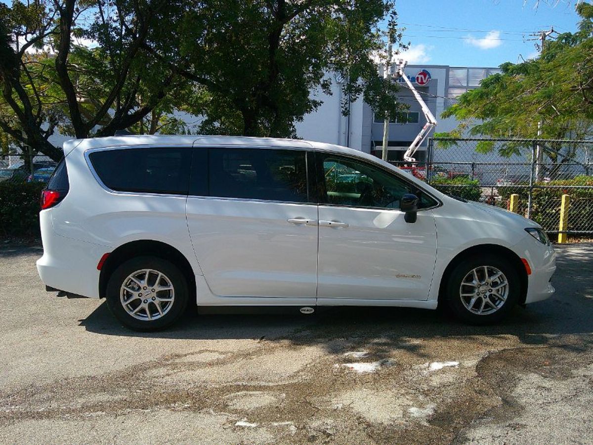 2024 CHRYSLER VOYAGER - Image 3