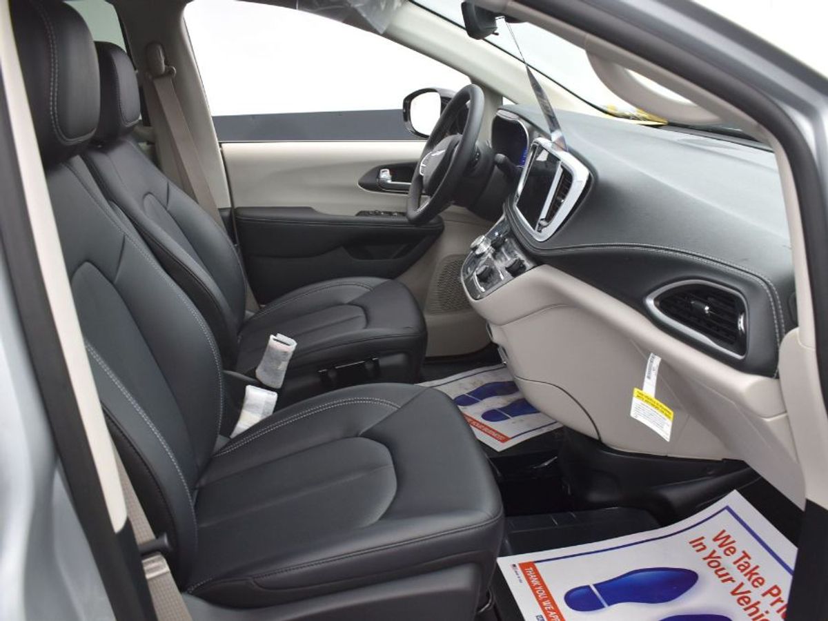Silver Chrysler Pacifica image number 4