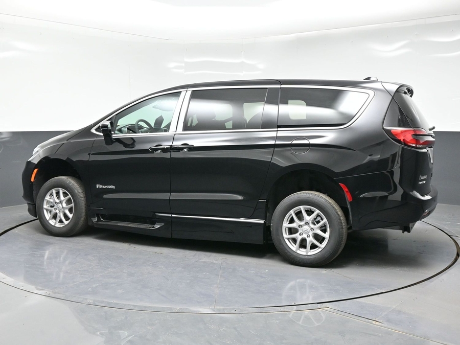 Black Chrysler Pacifica image number 3