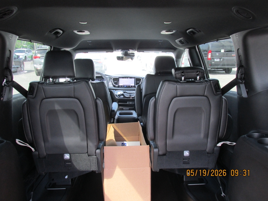 White Chrysler Voyager image number 10