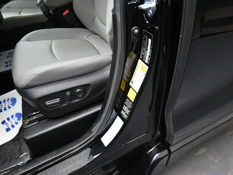 Imagen de la Toyota Sienna negra número 16