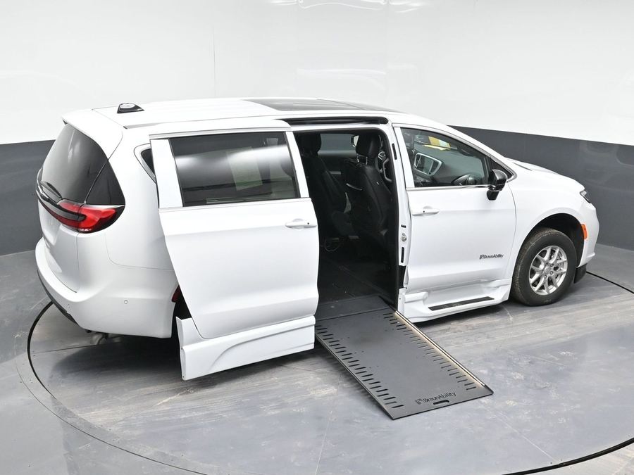 White Chrysler Pacifica image number 25